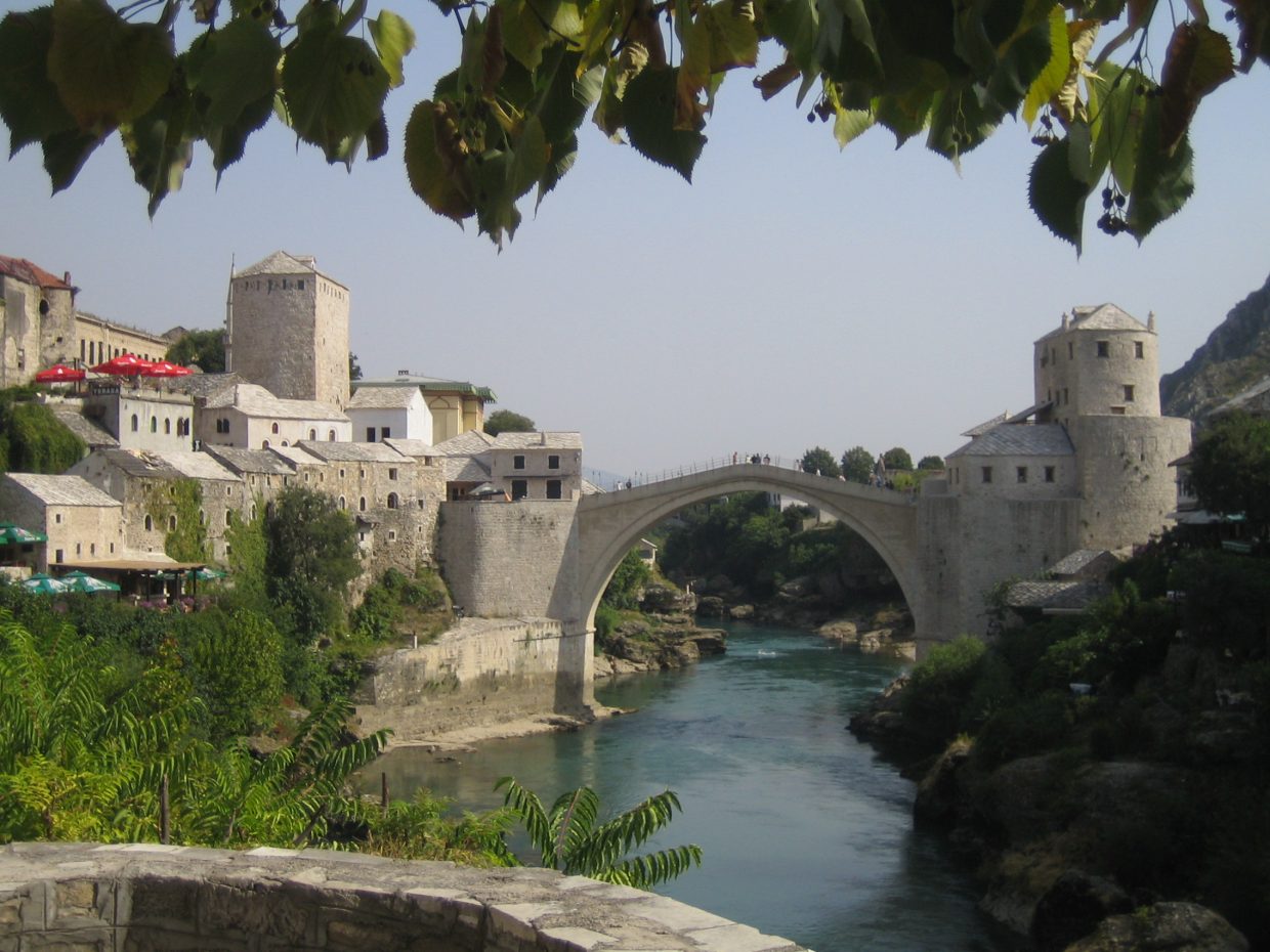 de brug van Mostar, ook dichtbij zijn schitterende bestemmingen